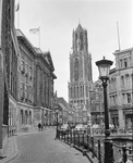 855185 Gezicht op de voorgevel van het Stadhuis (Stadhuisbrug 1) te Utrecht, waar de vlaggen van Utrecht en Hannover ...